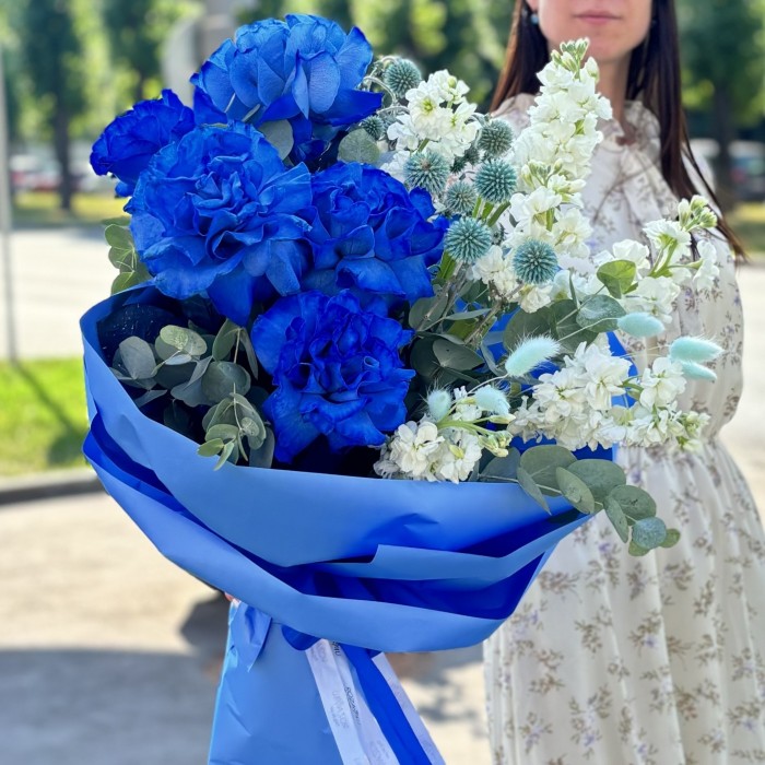 Авторский букет с пышными синими розами и маттиолой