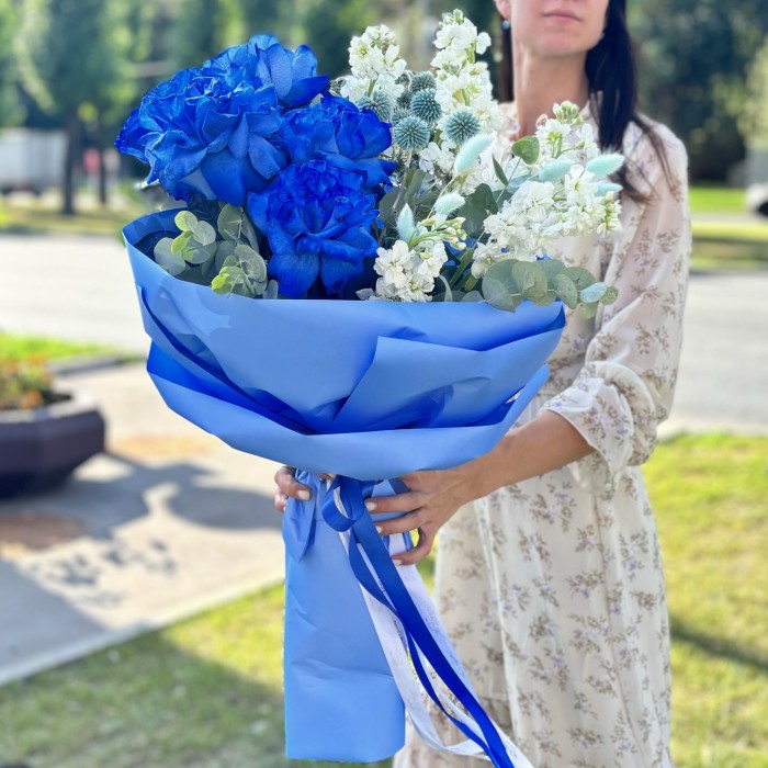 Авторский букет с пышными синими розами и маттиолой