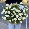 Белая эустома в корзине