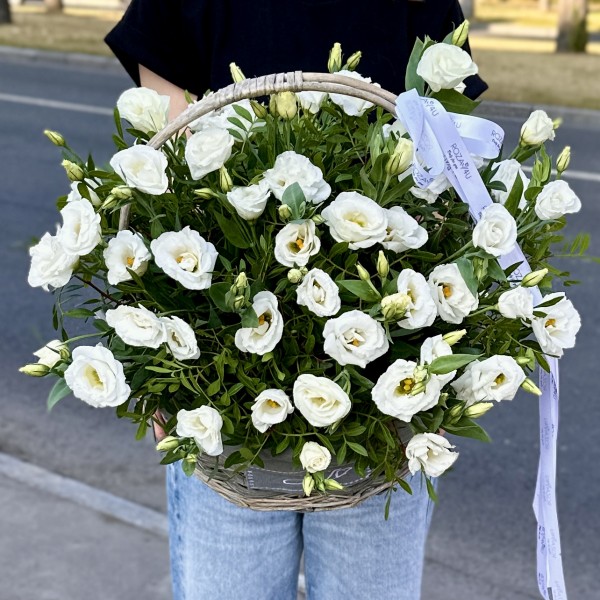 Белая эустома в корзине