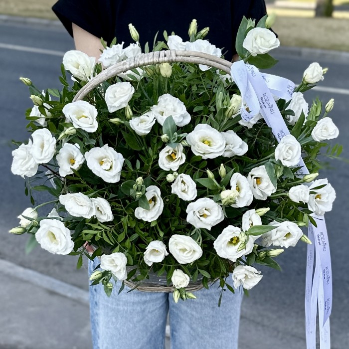 Белая эустома в корзине