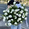 Белая эустома в корзине