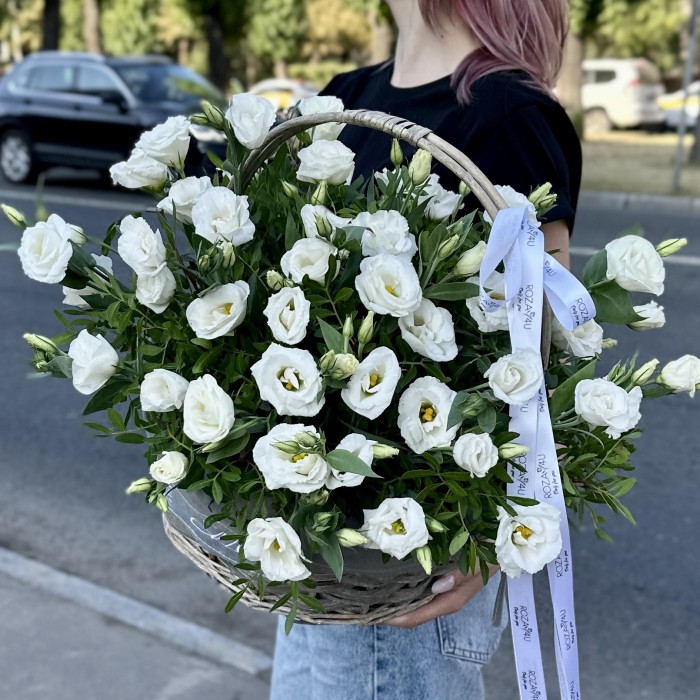 Белая эустома в корзине