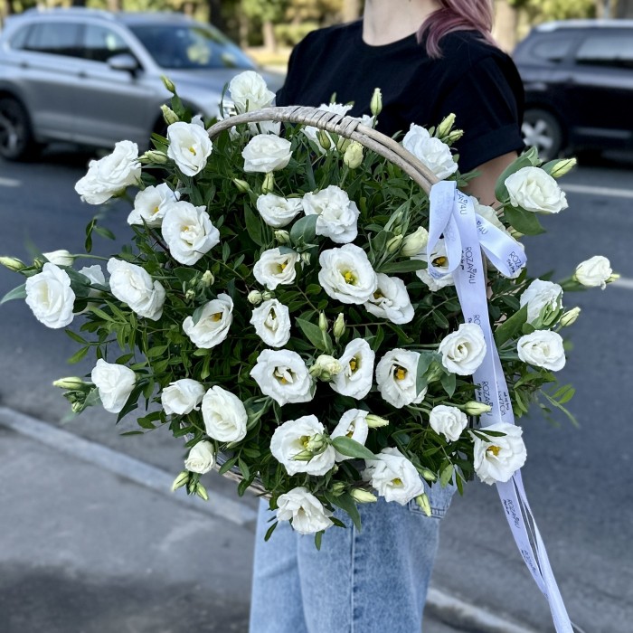 Белая эустома в корзине