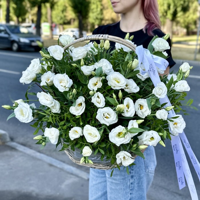 Белая эустома в корзине