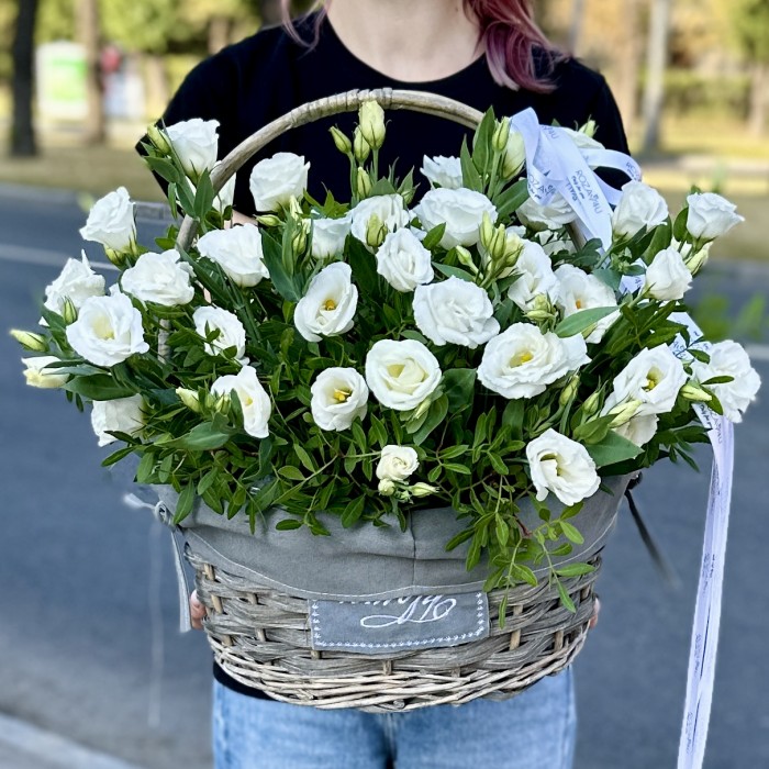 Белая эустома в корзине