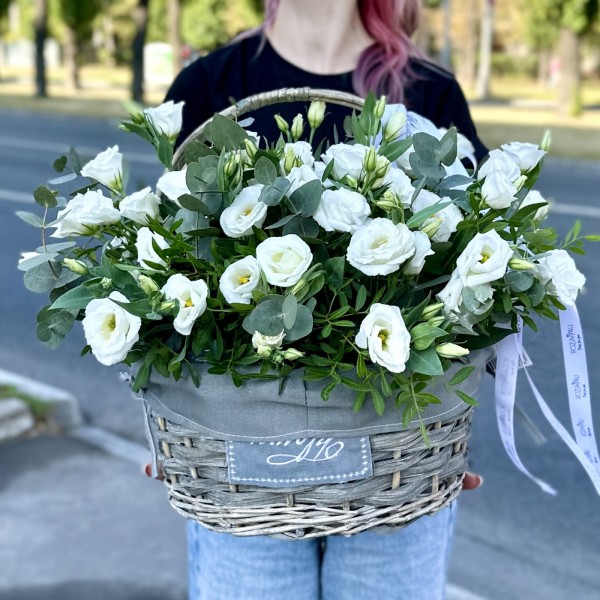 Белая эустома в корзине с эвкалиптом