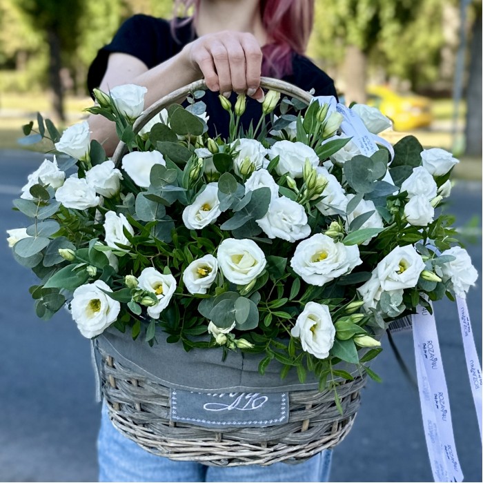 Белая эустома в корзине с эвкалиптом