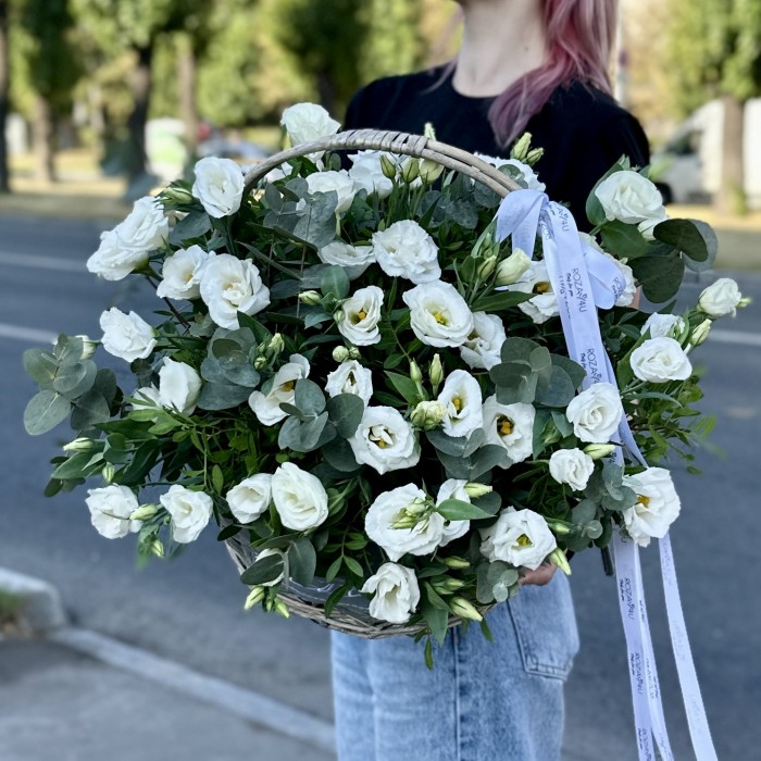 Белая эустома в корзине с эвкалиптом