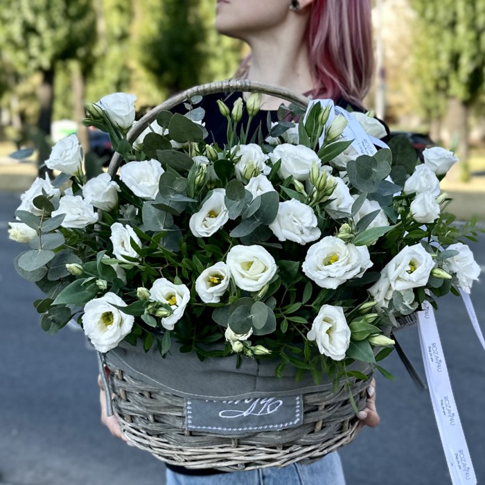 Белая эустома в корзине с эвкалиптом