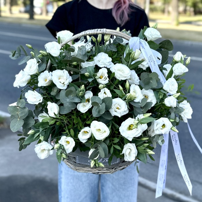 Белая эустома в корзине с эвкалиптом