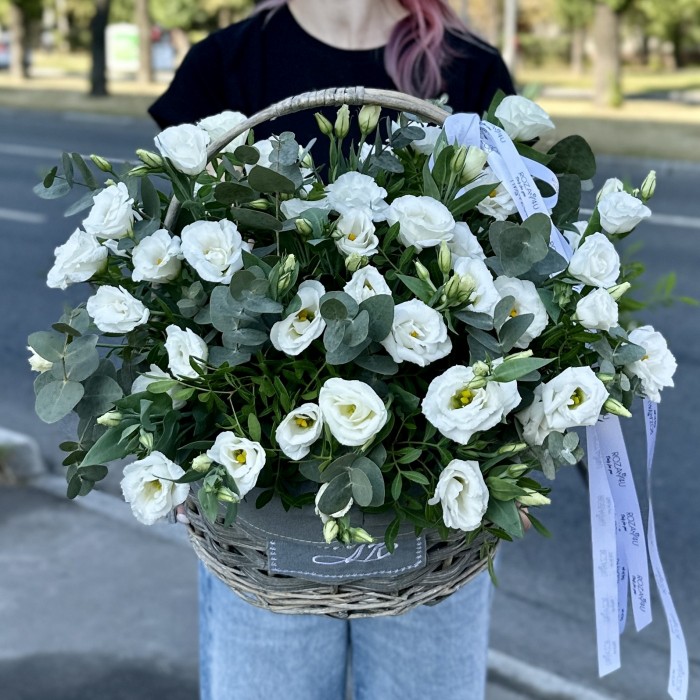 Белая эустома в корзине с эвкалиптом