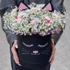 Белая гипсофила в коробке Кошечка с конфетами