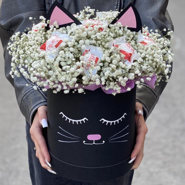 Белая гипсофила в коробке Кошечка с конфетами