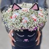 Белая гипсофила в коробке Кошечка с конфетами