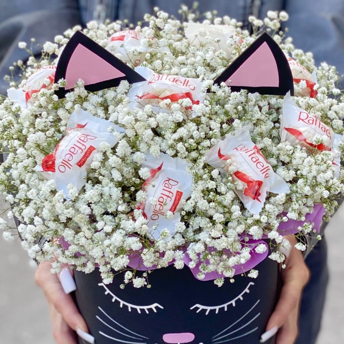 Белая гипсофила в коробке Кошечка с конфетами