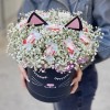 Белая гипсофила в коробке Кошечка с конфетами