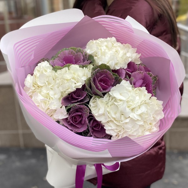 Букет из белой гортензии с брассикой