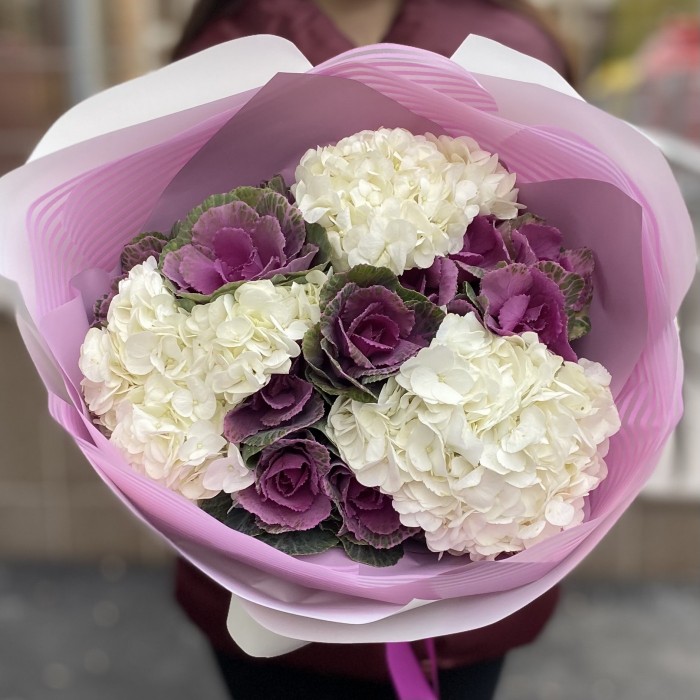Букет из белой гортензии с брассикой