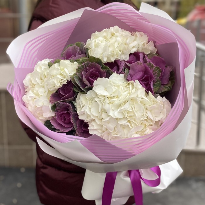 Букет из белой гортензии с брассикой