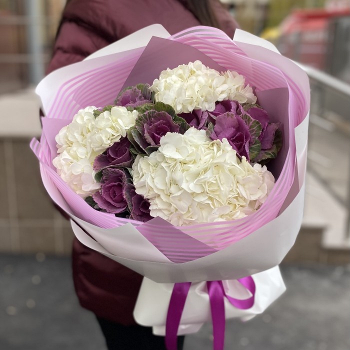 Букет из белой гортензии с брассикой