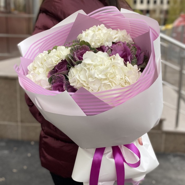 Букет из белой гортензии с брассикой