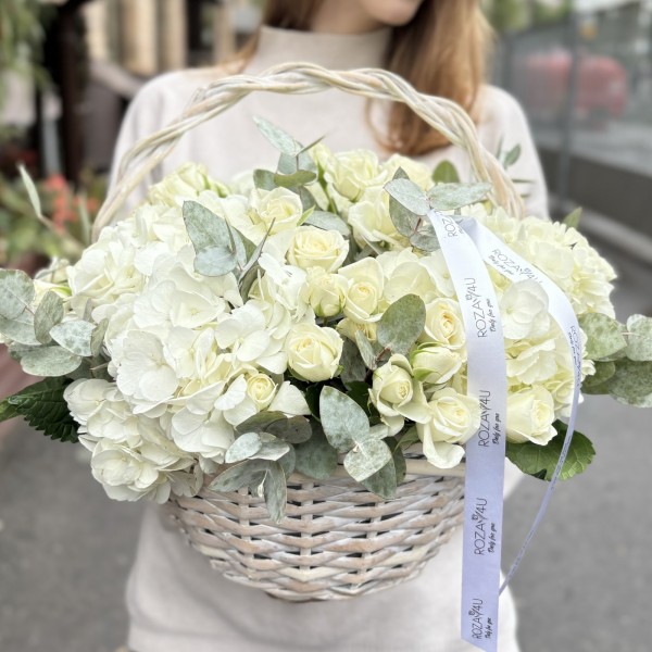 Белая гортензия с кустовой розой в корзине