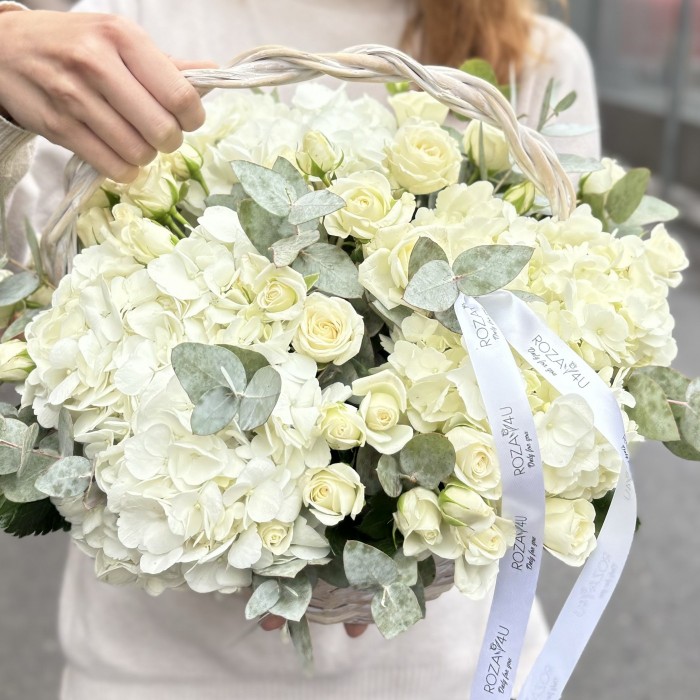 Белая гортензия с кустовой розой в корзине