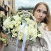 Белая гортензия с кустовой розой в корзине