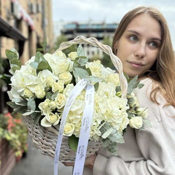Белая гортензия с кустовой розой в корзине