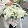 Белая гортензия с кустовой розой в корзине