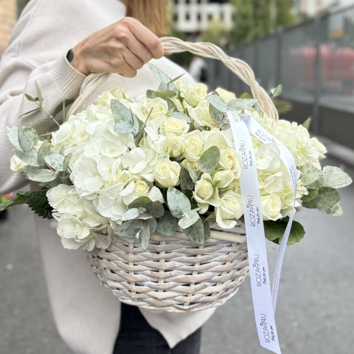 Белая гортензия с кустовой розой в корзине