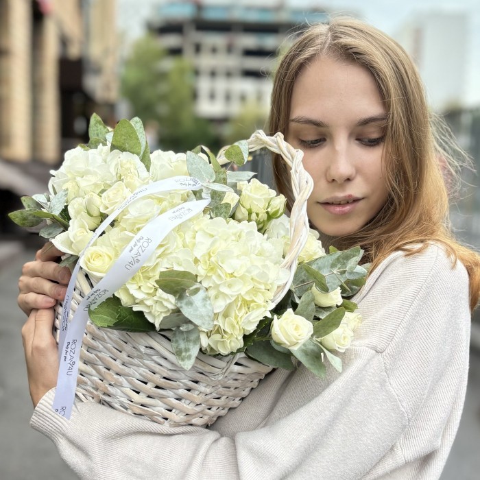 Белая гортензия с кустовой розой в корзине
