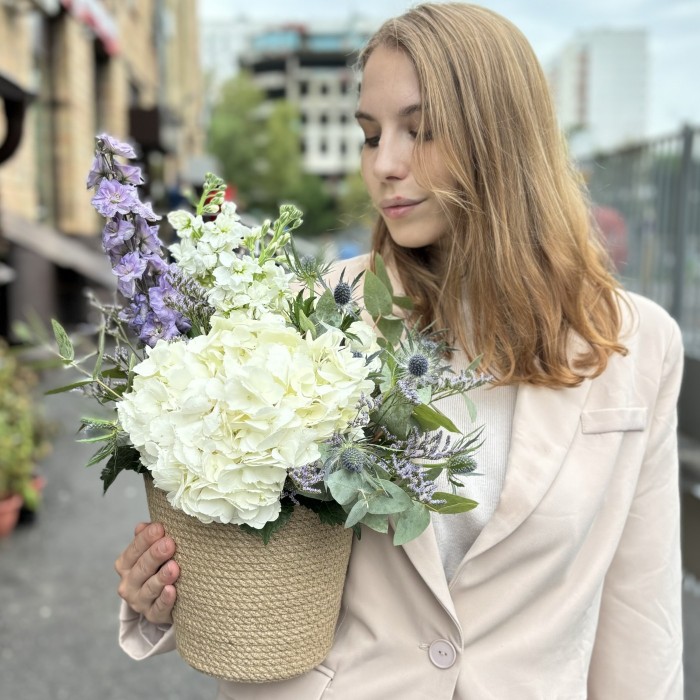 Белая гортензия с маттиолой в кашпо