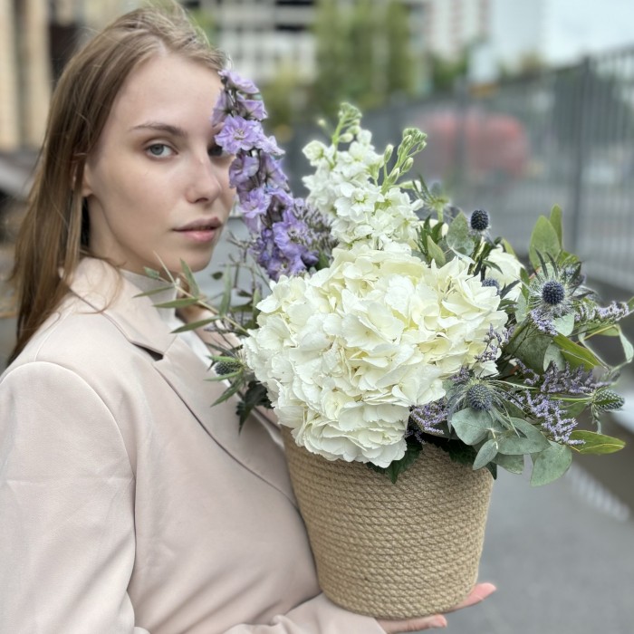 Белая гортензия с маттиолой в кашпо