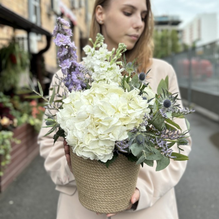 Белая гортензия с маттиолой в кашпо