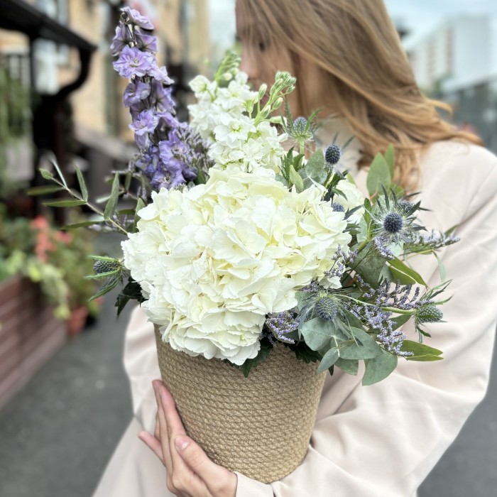 Белая гортензия с маттиолой в кашпо