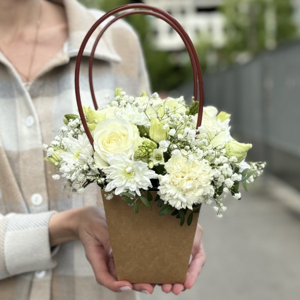 Белая композиция в сумочке