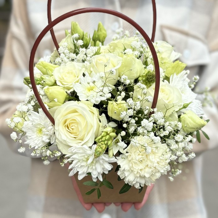 Белая композиция в сумочке