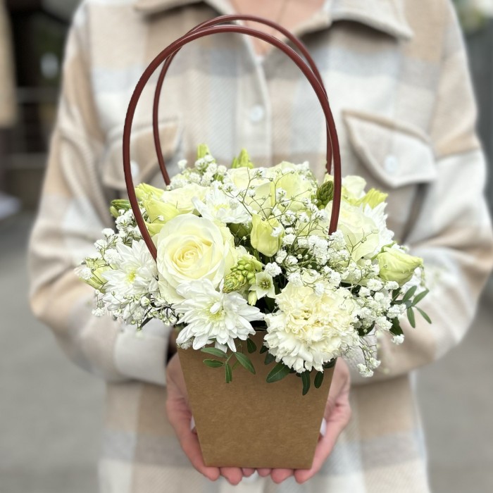 Белая композиция в сумочке