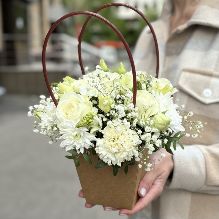 Белая композиция в сумочке