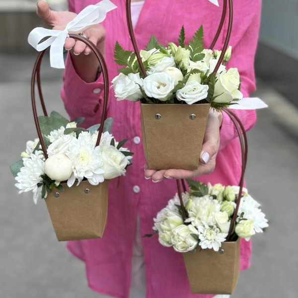 Белая композиция в сумочке  крафт MIX