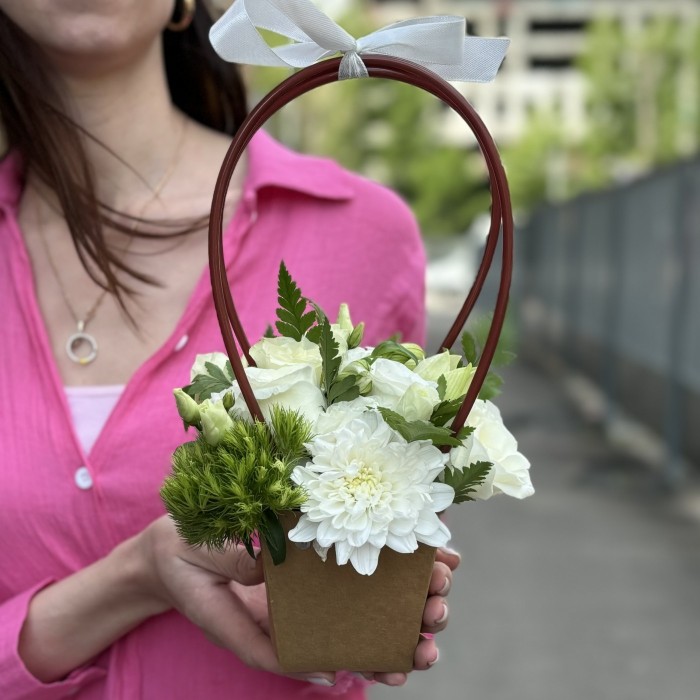 Белая композиция в сумочке  крафт MIX