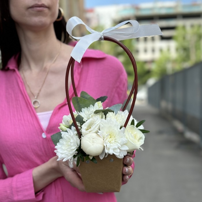 Белая композиция в сумочке  крафт MIX