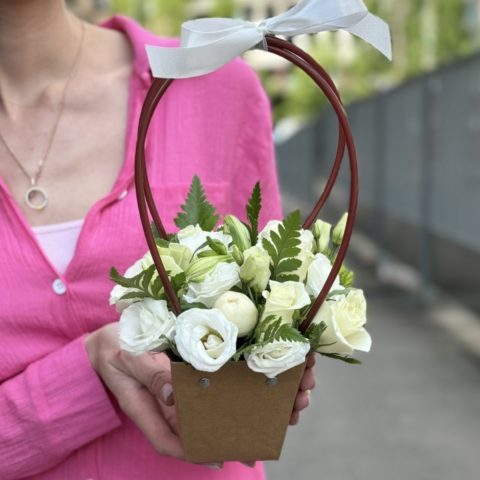 Белая композиция в сумочке  крафт MIX