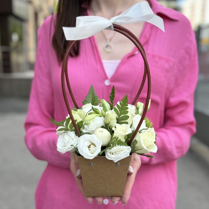 Белая композиция в сумочке  крафт MIX