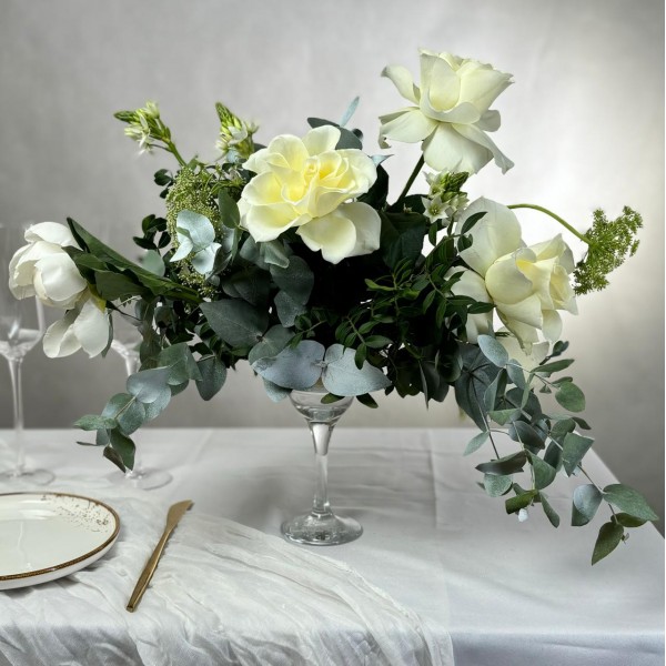 Белая свадебная композиция с розами в мартиннице