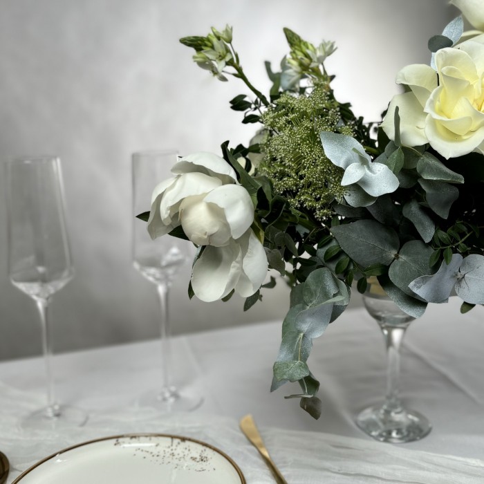 Белая свадебная композиция с розами в мартиннице