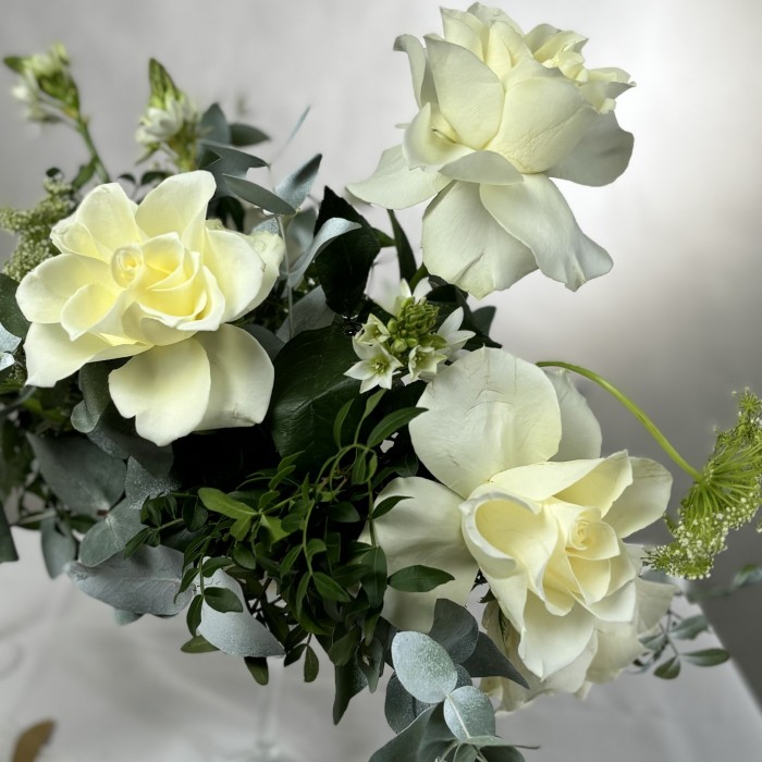 Белая свадебная композиция с розами в мартиннице