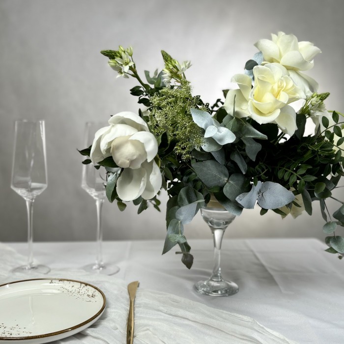 Белая свадебная композиция с розами в мартиннице
